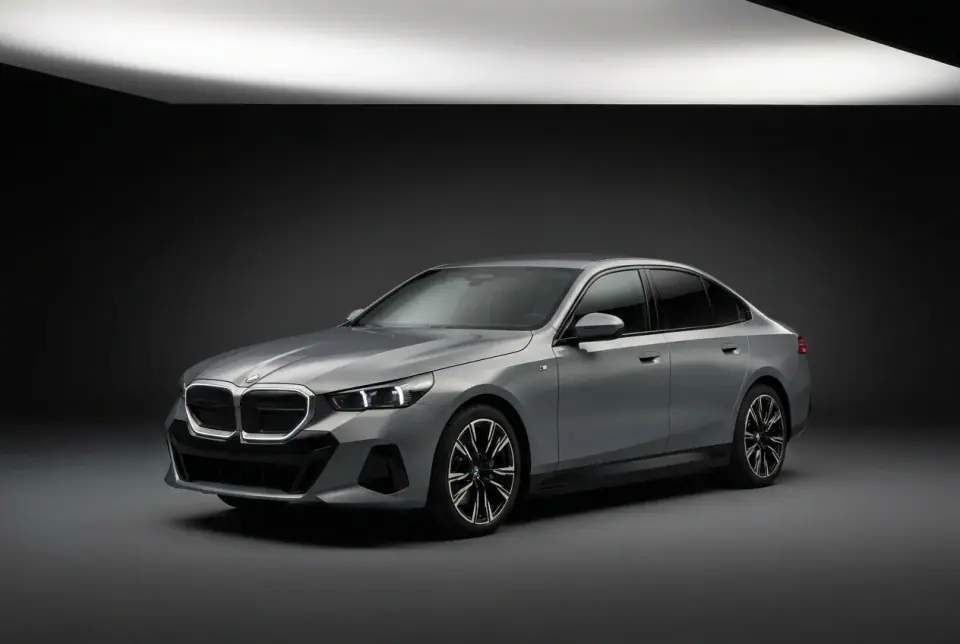 BMW i5 M60 xDrive — front three quarter