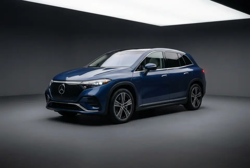Mercedes-Benz EQS SUV 450+ — front three quarter