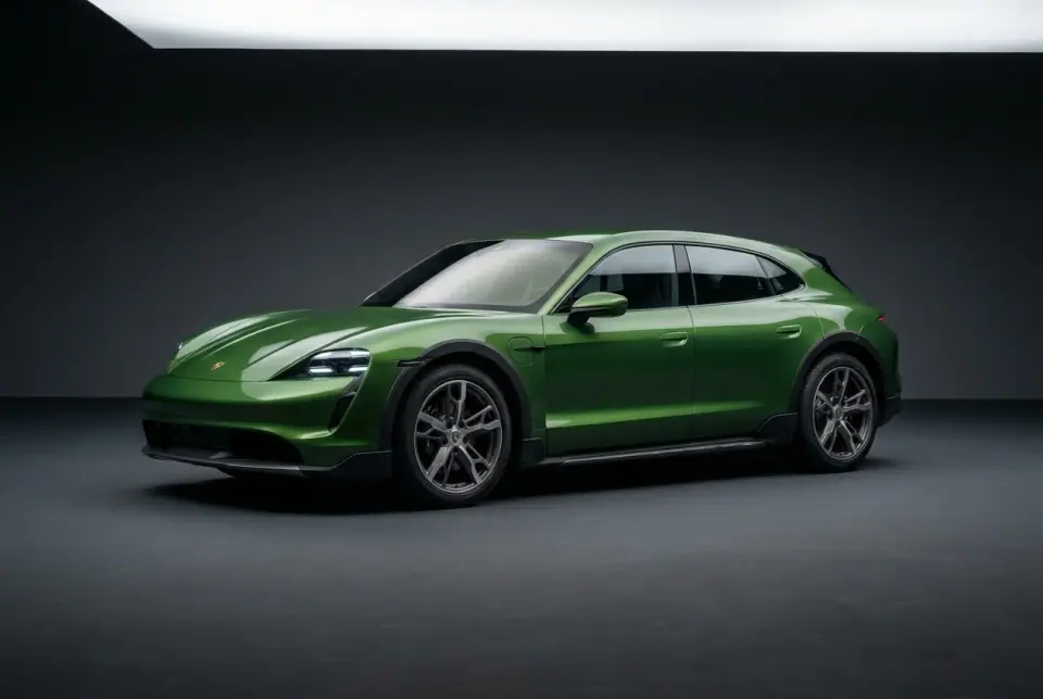 Porsche Taycan Cross Turismo 4S — front three quarter
