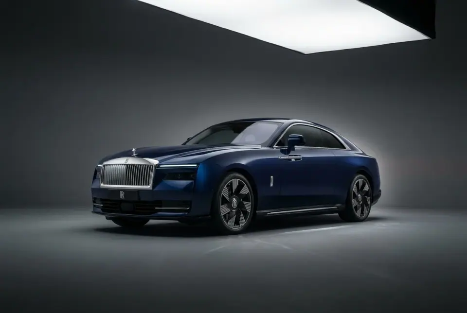 Rolls-Royce Spectre — front three quarter
